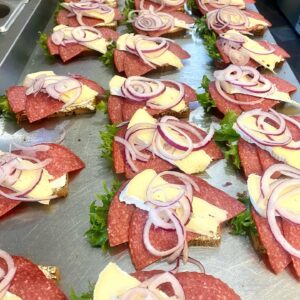 Smörrebröd med brie ost & salami