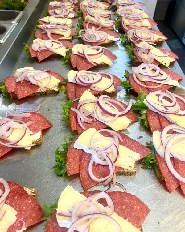 Smörrebröd med brie ost & salami