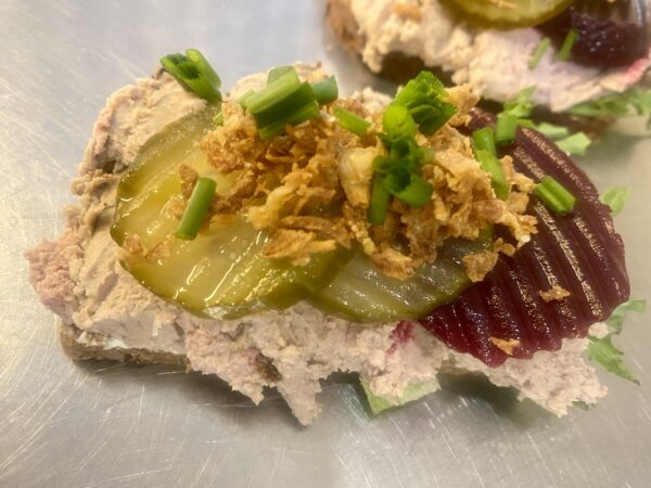 Smörrebröd med leverpastej (kalvlever)