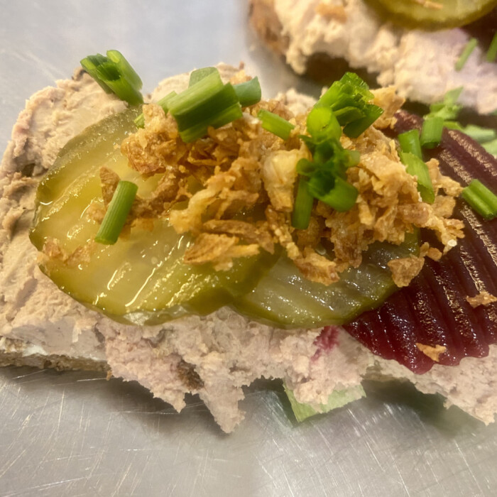 Smörrebröd med leverpastej (kalvlever)