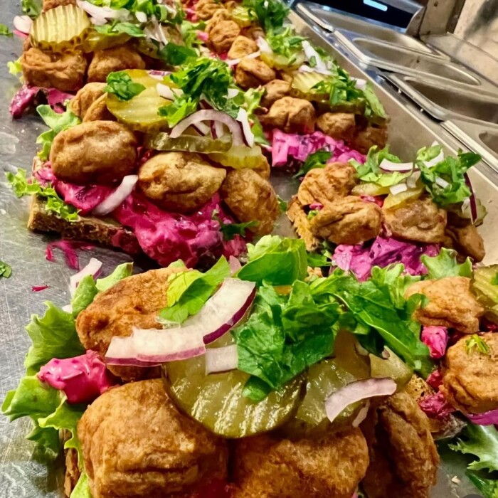 Smörrebröd med köttbullar