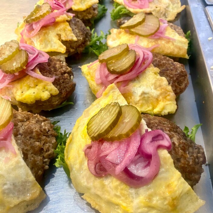 Smörrebröd med stekt ägg och pannbiff