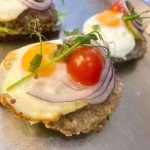 Smörrebröd med stekt ägg och pannbiff