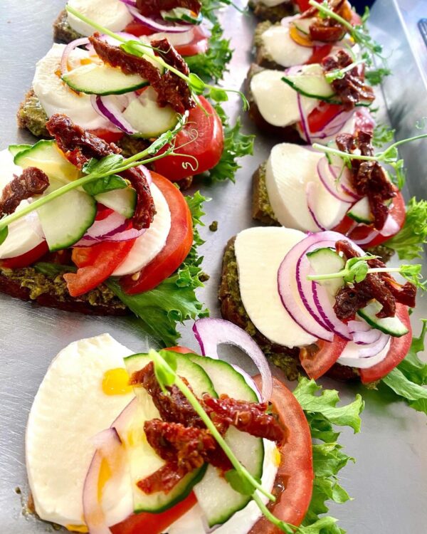 Smörrebröd med mozarella och tomat (vegetarisk)