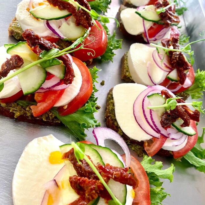 Smörrebröd med mozarella och tomat (vegetarisk)
