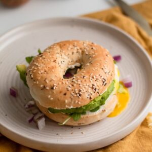 Bagel & ost & ägg och grönsaker