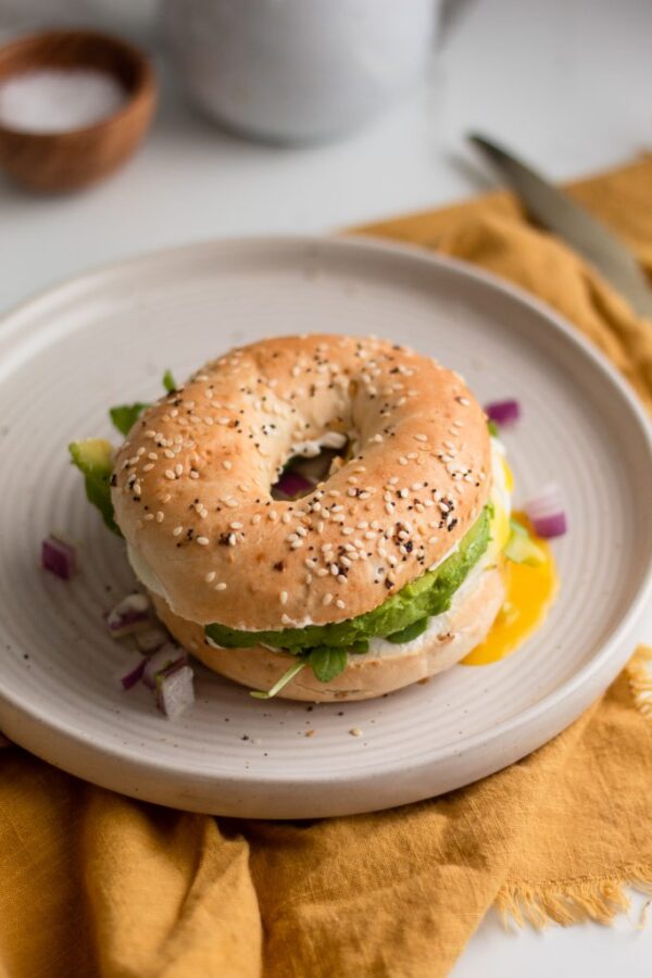 Bagel & ost & ägg och grönsaker