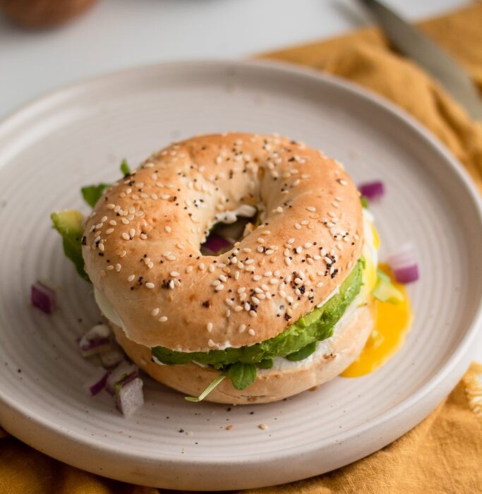 Bagel & ost & ägg och grönsaker