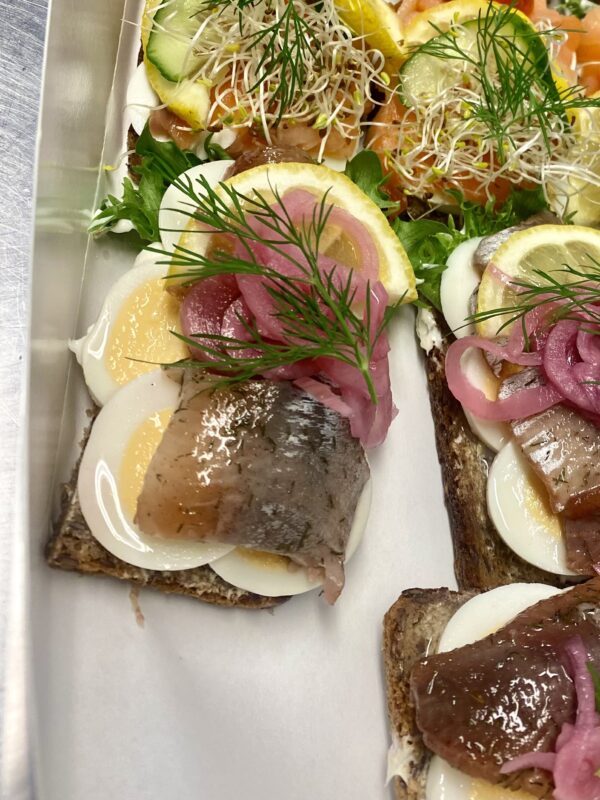 Smörrebröd med marinerad sill (inlagd)