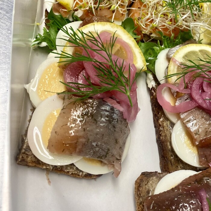 Smörrebröd med marinerad sill (inlagd)
