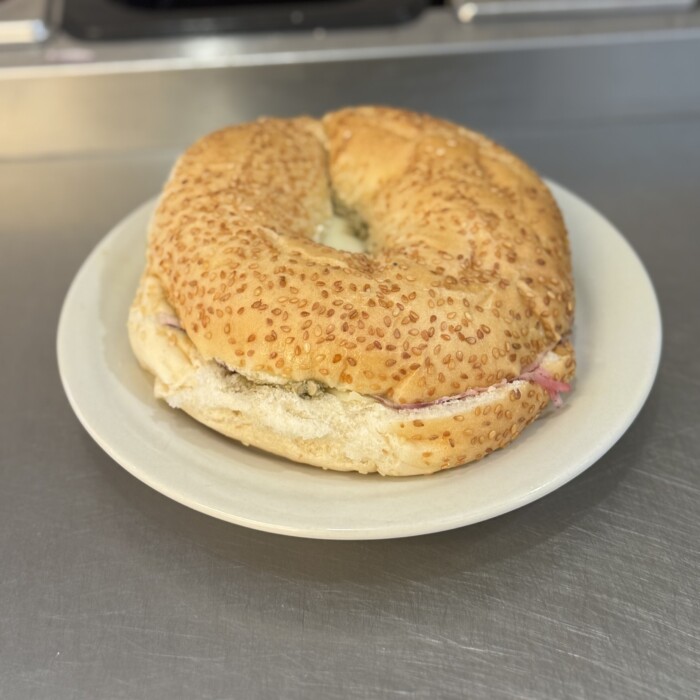 Bagel med ost eller ost & kalkon och grönsaker