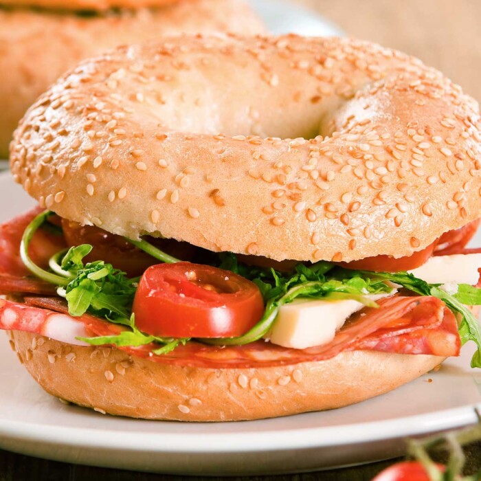 Bagel med brie & salami