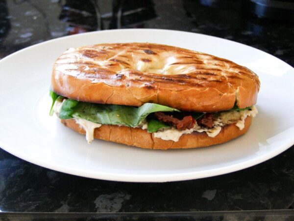 Grillad bagel med vegetarsik