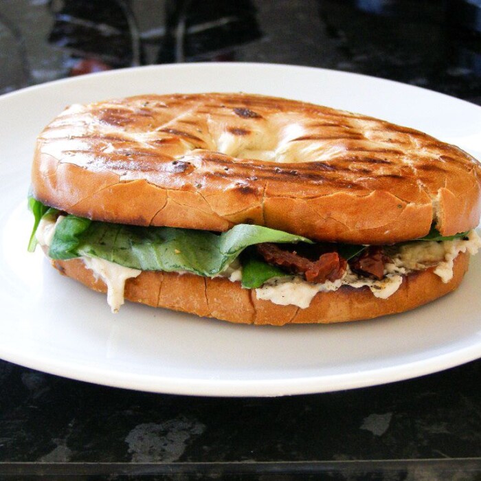 Grillad bagel med vegetarsik