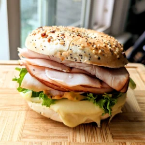 Bagel med ost eller ost & kalkon och grönsaker