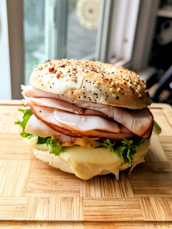 Bagel med ost eller ost & kalkon och grönsaker