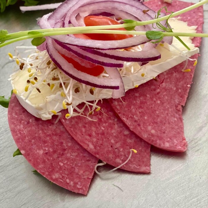 Smörrebröd med brie ost & salami